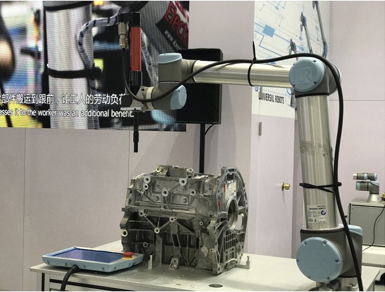 UR機(jī)器人汽車(chē)發(fā)動(dòng)機(jī)螺絲擰緊.jpg